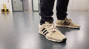 Gehören zusammen: Die Schuhe von Trainer Patrick Rahmen und die Erfolgsserie des FC Aarau. (Bild: Sebastian Wendel)
