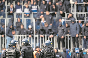 Luzerner Polizisten sichern das Stadion vor den GC-Fans im Fussball-Meisterschaftsspiel der Super League zwischen dem FCL und GC am vergangenen Sonntag. (Bild: Ennio Leanza/Keystone, 12. Mai)