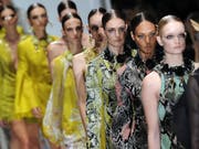 Models von Gucci und Yves Saint Laurent für Erwachsenen-Mode müssen in Zukunft volljährig sein. (Bild: Keystone/EPA/DANIEL DAL ZENNARO)
