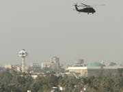 Helikopter fliegen über die stark bewachte sogenannte Grüne Zone in Bagdad. Darin befinden sich unter anderem die irakische Regierung und die US Botschaft. (Bild: KEYSTONE/EPA/ALI HAIDER)