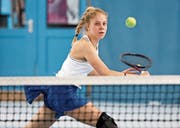Die erst 16-jährige Sirnacherin Nicole Zurbriggen spielte am vergangenen Wochenende gegen die Grasshoppers besonders stark auf. Sie besiegte mit Natalie Fäh eine enge Vertraute von Belinda Bencic. (Bild: Mario Gaccioli)