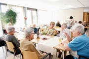 Im Restaurant des Lindenparks herrscht lockere Stimmung, es wird über das Jubiläum geredet. In der Bildmitte ist die Leiterin Margrit Lötscher zu sehen. (Bild: Stefan Kaiser, Hünenberg, 14. Mai 2019)