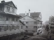 Die Linsebühlstrasse vor 1889: Links sind die Häuser 67 (1889 durch Neubau ersetzt, heute Standort Velo Pfiffner) und 77 (1898/99 durch Neubau mit Post und Polizeiposten ersetzt, heute ist darin unter anderem das Kaffeehaus untergebracht). (Bild: Ortsbürgergemeinde der Stadt St.Gallen)