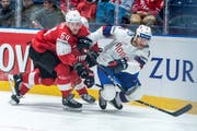 Mit Kampf erfolgreich: Christoph Bertschy (links) gegen Mathias Trettenes. (Bild: Melanie Duchene / Keystone, Bratislava, 15. Mai 2019)