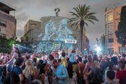 Die «Weisse Nacht» von Tel Aviv, ein riesiger Kulturanlass, bringt gegen Ende Juni jeweils Zehntausende Menschen auf die Strassen, zu Konzerten, Partys, Ausstellungen und Stadtführungen. (Bild: Peter Loewy)