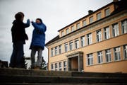 Das Schulhaus Sunnegrund 1 wird umgenutzt, was aber nicht der Grund für die Tariferhöhung ist. (Bild: Stefan Kaiser, Steinhausen, 3. November 2015)