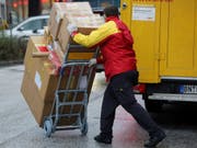 Künftig sollen die grossen Zustelldienste in Deutschland für mögliche Schummeleien ihrer Vertragspartner haften. Das soll zu einer Verbesserung der Arbeitsbedingung der Paketboten führen. (Bild: Keystone/DPA/MALTE CHRISTIANS)