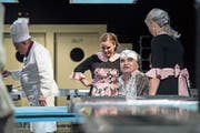 Hauptprobe der Bühne Amt Entlebuch mit dem Stück «Die Küche». Auf dem Bild zu sehen sind von links: Karin Zemp (als Kellnerin Winnie), Mohammed Ahmad (als Küchengehilfe Ciwan) und Vreni Müller (als Kellnerin Betty). (Bild: Pius Amrein, Heiligkreuz, 14.Mai 2019)