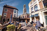 Der 112,5 Meter hohe Domtoren, höchster Kirchturm des Landes, überragt Utrechts geschäftige Innenstadt. (Bild: Jorg Greuel/Getty)