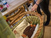 Schweizer Arbeitnehmer wünschen sich unter anderem mehr betriebseigene Kitas. Laut einer neuen Umfrage der Pro Familia stagniert die Familienfreundlichkeit in Schweizer Unternehmen auf der Stufe «knapp genügend». (Bild: Keystone/ALESSANDRO DELLA VALLE)