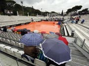 Rom im Regen: Die Federer-Fans gedulden sich am Mittwoch vergebens (Bild: KEYSTONE/EPA ANSA/RICCARDO ANTIMIANI)