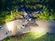 Ein Kleinflugzeug stürzte am Dienstagabend in der Nähe des Flugplatzes Birrfeld bei Mülligen im Kanton Aargau ab und brannte komplett aus. Der Pilot - ein 66-jähriger Zürcher - konnte nur noch tot geborgen werden. (Bild: KEYSTONE/ENNIO LEANZA)