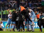 Ekstase im Römer Olympiastadion: Spieler und Betreuer von Lazio Rom lassen den Emotionen nach dem Cup-Triumph freien Lauf (Bild: KEYSTONE/AP/ALESSANDRA TARANTINO)