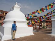 Der 49-jährige Kami Rita Sherpa betet bei der Bauddhanath Stupa in der nepalesischen Hauptstadt Kathmandu, vor seiner 23. Everest-Expedition. (Bild: KEYSTONE/EPA/NARENDRA SHRESTHA)