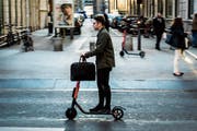 An jeder Strassenecke: Ein E-Scooter-Fahrer ist in der französischen Stadt Lyon unterwegs. (Bild: Nicolas Liponne/Getty)