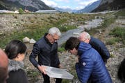 Alexander Imhof zeigt den Gästen, welche Tiere sich im Walenbrunnen finden lassen. (Bild: Urs Hanhart, Erstfeld, 15. Mai 2019)