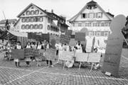 Teilnehmerinnen des ersten Frauenstreiks auf dem Dorfplatz in Stans. (Bild: Stefano Schröter/Keystone, 14. Juni 1991)