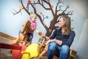 Präsidentin Doris Brüschweiler mit der kleinen Jana im Familienzentrum. (Bild: Andrea Stalder)