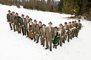 Freuen sich auf den Jubiläumsabend und auf die neue Kleidung: die Jagdhornbläser Obwalden. (Bild: PD)