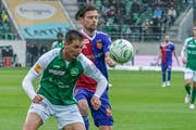 Milan Vilotic im Zweikampf gegen den Basler Valentin Stocker. (Bild: Andy Müller/Freshfocus)