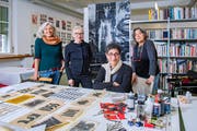 Marlies Pekarek (zweite von links) hat drei Künstlerinnen zum dreiwöchigen Austausch in ihr Atelier in der Hauptpost St. Gallen eingeladen: Geraldine Searles aus Australien (links), Huda Lutfi aus Ägypten und Primarosa Cesarini Sforza aus Italien. (Bild: Urs Bucher)