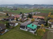 Blick aufs Gemeindehaus und das Dorf von Wikon. (Bild: Dominik Wunderli, 15. November 2018)