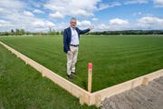 OK-Präsident Heinz Tännler zeigt die Schwingerwiese. (Bild: Urs Flüeler / Keystone, Zug, 15. Mai 2019)