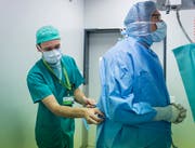 Rund einen halben Monatslohn verlieren Spitalangestellte mit Umkleiden, rechnet die Gewerkschaft vor. (Bild: Jil Lohse)