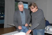 Der Kreuzlinger Stadtrat Ernst Zülle und Architekt Markus Bollhalder stellten den Gestaltungsplan vor, für den sich fast niemand der Anwesenden wirklich interessierte. (Bild: Kurt Peter)