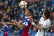 Luzerns Shkelqim Demhasaj (rechts) im Kopfballduell mit Basels Marek Suchy. (Bild: Georgios Kefalas / Keystone, Basel, 15. Mai 2019)
