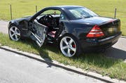 Fahrer und Beifahrer dieses Wagens wurden verletzt, als sie von einem Lieferwagen gerammt wurden. (Bild: Kapo SG)