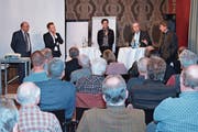 Beat Tinner, Präsident IGöV Ostschweiz (von links), Armin Weber, Leiter Internationaler Personenverkehr SBB, Daria Martinoni, Leiterin Netzentwicklung SBB, Nationalrat Thomas Ammann und Ständerat Paul Rechsteiner orientieren über die geplanten Ausbauschritte. (Bild: PD)