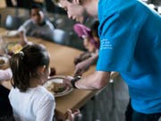 Zivildienstleistende leisten tagtäglich ihren Dienst in sozialen Einrichtungen und Projekten zum Wohle der Gesellschaft. (Bild: KEYSTONE/CHRISTIAN BEUTLER)