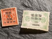 Diese zwei seltenen Briefmarken aus China kommen am 22. Mai im Auktionshaus Rapp in Wil SG unter den Hammer. (Bild: Keystone/Kurt Zuberbuehler)