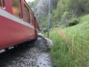 Ein Felsbrocken hat am Dienstag dazu geführt, dass ein Zug der Rhätischen Bahn aus dem Gleis gesprungen ist. (Bild: PD RhB)