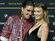 Tamy Glauser (links) will für die Zürcher Grünen in den Nationalrat. Hier posiert sie mit ihrer Lebensgefährtin Dominique Rinderknecht am Zurich Film Festival im vergangenen Jahr. (Bild: KEYSTONE/WALTER BIERI)