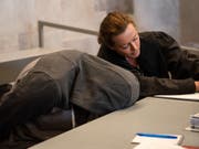 Der Angeklagte bespricht sich am 7. Mai 2019 im Gerichtssaal mit seiner Anwältin - am Mittwoch nun ist er zu lebenslanger Haft verurteilt worden. (Bild: Keystone/DPA/NICOLAS ARMER)