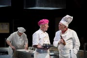 Hauptprobe der Bühne Amt Entlebuch mit dem Stück «Die Küche». Auf dem Bild zu sehen sind von links: Beat Probst (als Paul, Chef Patissier) und Willy Portmann (als Max, Koch) (Bild: Pius Amrein, Heiligkreuz, 14.Mai 2019)