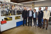 Vor der 1000. Fertigungsmaschine made in Sevelen: von links Linematic-Verwaltungsrat Hans Gmünder, die Patrons Rudi und Hildegard Hutt, der zufriedene Kunde aus Italien, der damit Ventile für Autoreifen in Serie fertigen wird, und Linematic-Geschäftsführer Beat Frei. (Bild: Thomas Schwizer)