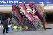 Vor dem Start des ESC putzt eine Arbeiterin die Strasse. (Bild: Abir Sultan / EPA, Tel Aviv, 12. Mai 2019)
