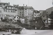 Ende der 1950er-Jahre an der Abweizung der Konkordia- aus der Lämmlisbrunnenstrasse. Die Visiere stehen für den Neubau, in dem heute das Figurentheater untergebracht ist. Hinten rechts ist der 1931/32 gebaute «Säntis», hinter den Gärten sind die Rückseiten der Häuser entlang der Linsebühlstrasse zu erkennen. (Bild: Ortsbürgergemeinde der Stadt St.Gallen)