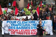 Am 26. März 2019 ging während der Fachtagung der Rohstoffbranche in Lausanne die Demonstranten für die Konzernverantwortungs-Initiative auf die Strasse. (Bild: Laurent Gillieron/Keystone)