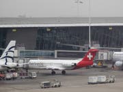 Das Flugzeug der schweizerischen Fluggesellschaft Helvetic Airways, in welches die Pakete mit Diamanten, Edelsteinen und Goldbarren hätten geladen werden sollen, am 19. Februar 2013 auf dem Brüsseler Flughafen. (Bild: Keystone/AP/YVES LOGGHE)