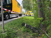 Der 83-jährige E-Bike-Fahrer wurde beim Unfall so schwer verletzt, dass er starb. (Bilder: Kapo SG)