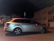 Jugendliche stoppten die Lenkerin, die auf einer Felge (vorne rechts am Auto) durch Pontresina fuhr. (Bild: Kapo GR)