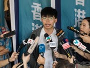 Der Protestführer und Demokratie-Aktivist Joshua Wong Chi-fung vor den Medien, nachdem an Gericht seine Berufung abgelehnt hatte. Er muss nun erneut für zwei Monate ins Gefängnis. (Bild: Keystone/EPA/JEROME FAVRE)