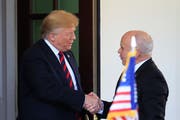US-Präsident Donald Trump beim Händeschütteln mit dem Schweizer Bundespräsidenten Ueli Maurer vor dem Weissen Haus in Washington. (Bild: AP Photo/Manuel Balce Ceneta, 16. Mai 2019)