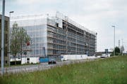 Die Bauarbeiten für das neue Zentrum laufen auf Hochtouren. (Bild: Stefan Kaiser, Cham, 16. Mai 2019)