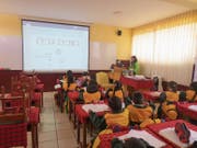 Die Schüler lauschen den Ausführungen der Lehrperson in Huancayo. (Bild: PD)