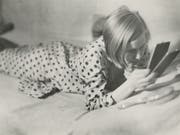 Der Silbergelatine Abzug «Freizeit eines arbeitenden Mädchens» (1933) von Marianne Breslauer (1909-2001) ist Teil der Ausstellung «Spiegel - Der Mensch im Widerschein» im Museum Rietberg in Zürich. Sie dauert vom 17. Mai bis 22. September 2019. (Bild: Marianne Breslauer / Fotostiftung Schweiz)